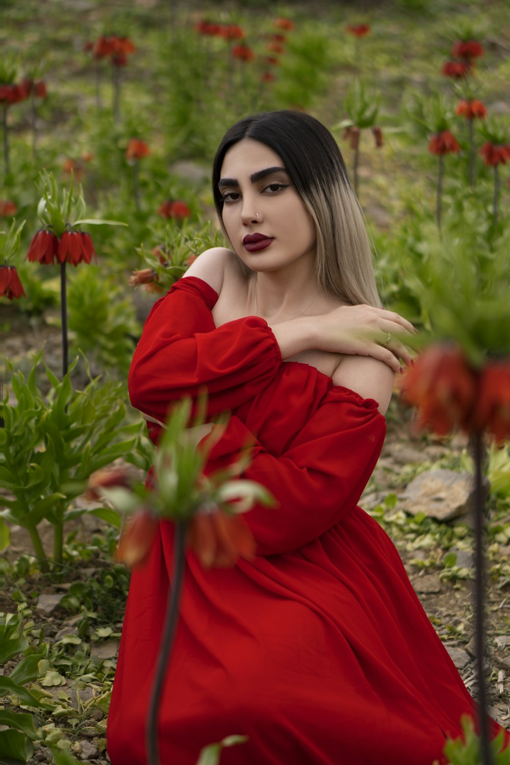 Femme en robe rouge à manches longues tenant des fleurs rouges photo –  Photo Vêtements Gratuite sur Unsplash
