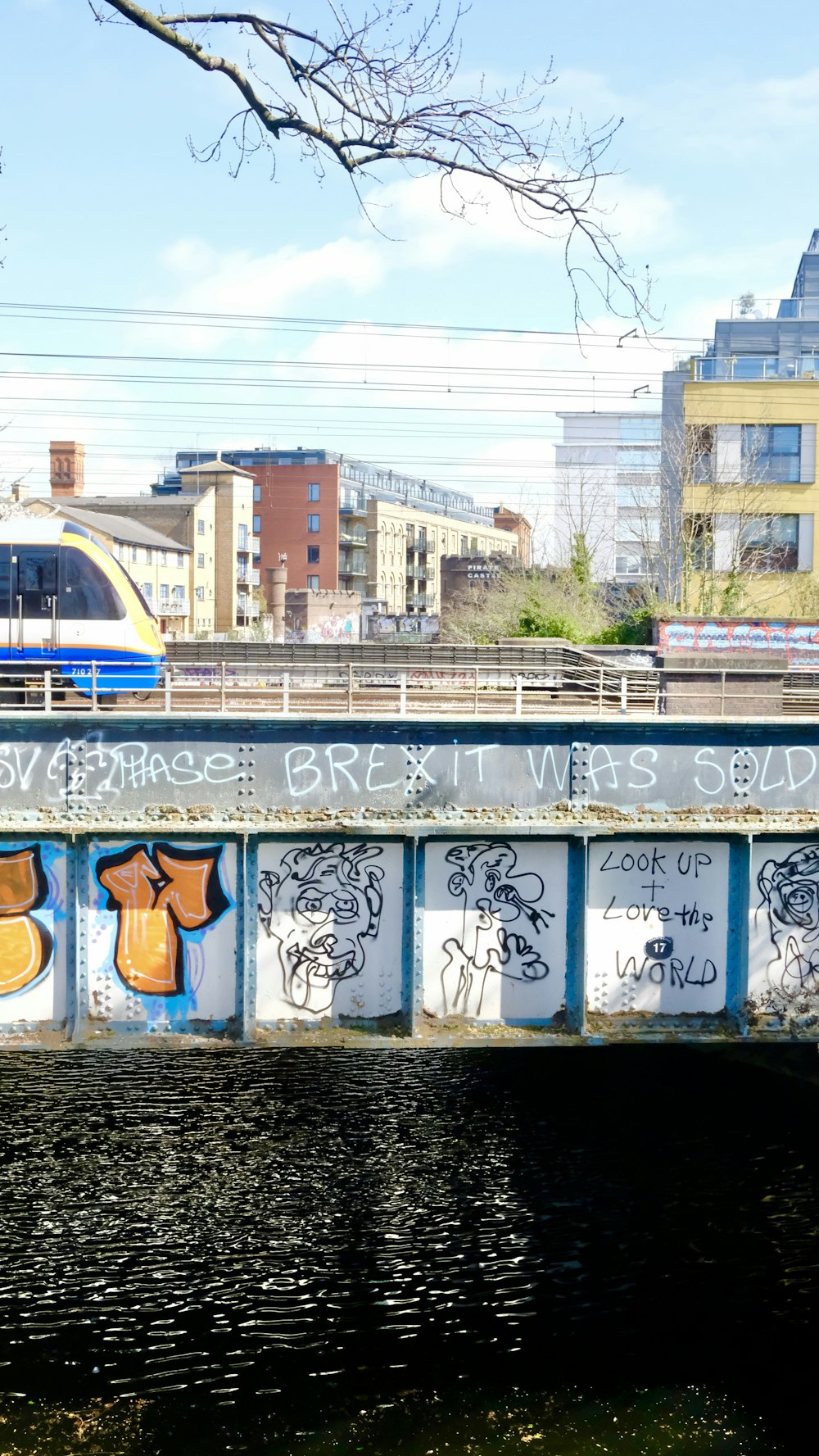 Barco blanco y azul en el río durante el día