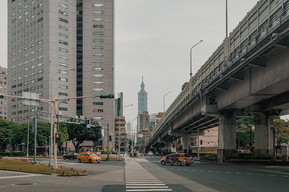 Coches en la carretera cerca del puente durante el día