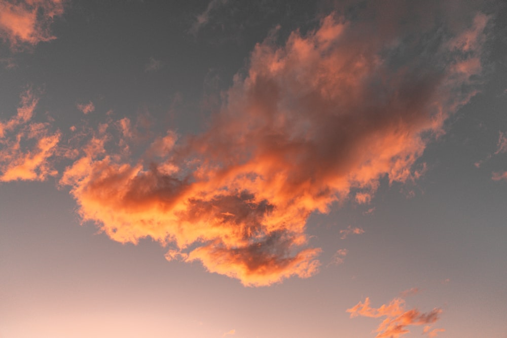 cielo nublado naranja y azul durante la puesta del sol
