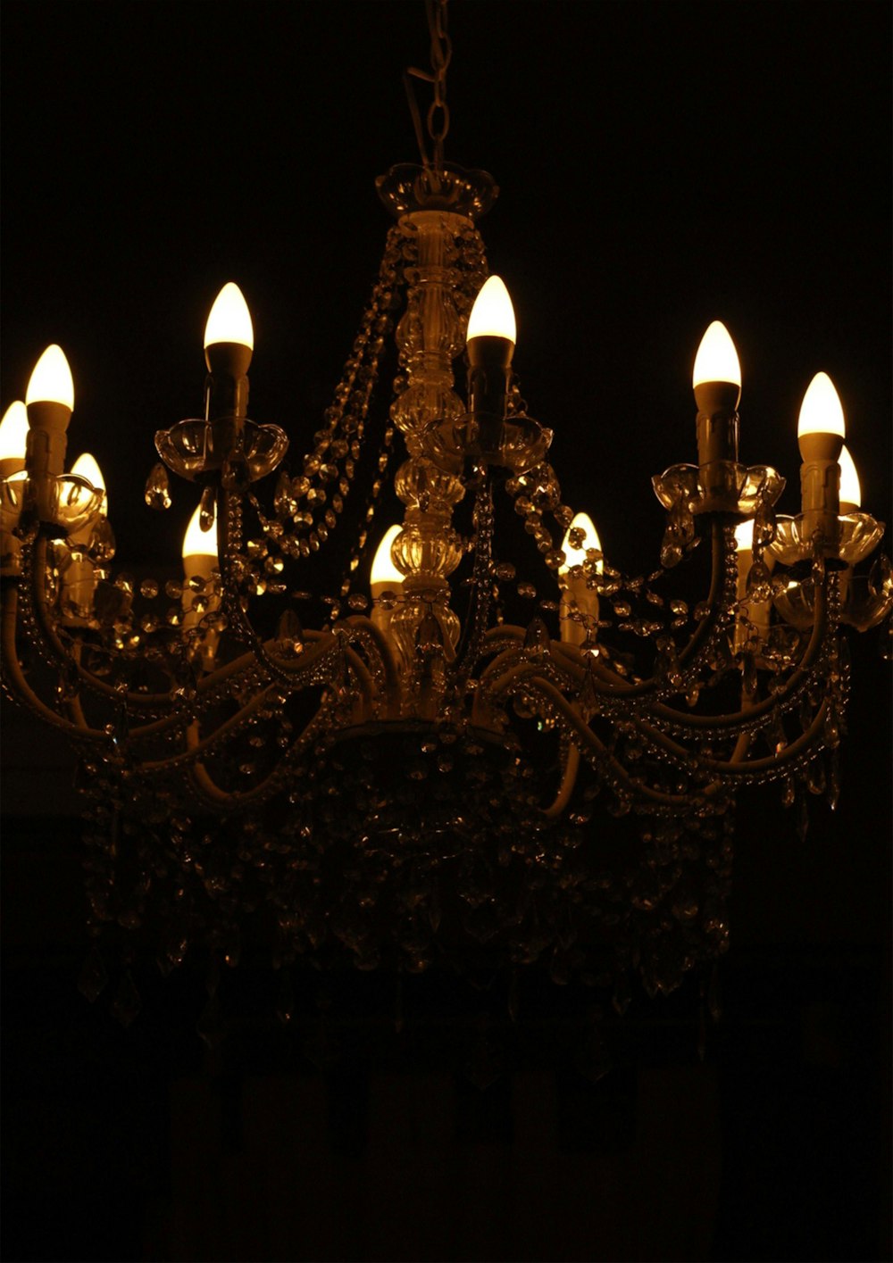 Candelabro dorado y blanco