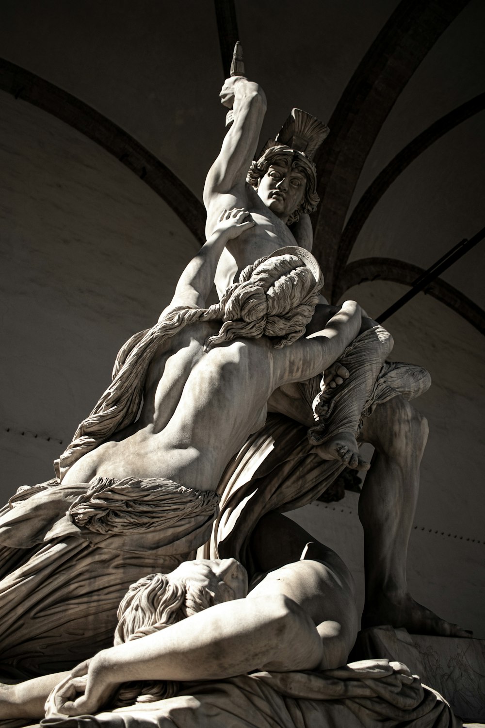 Estatua de ángel en fotografía en escala de grises