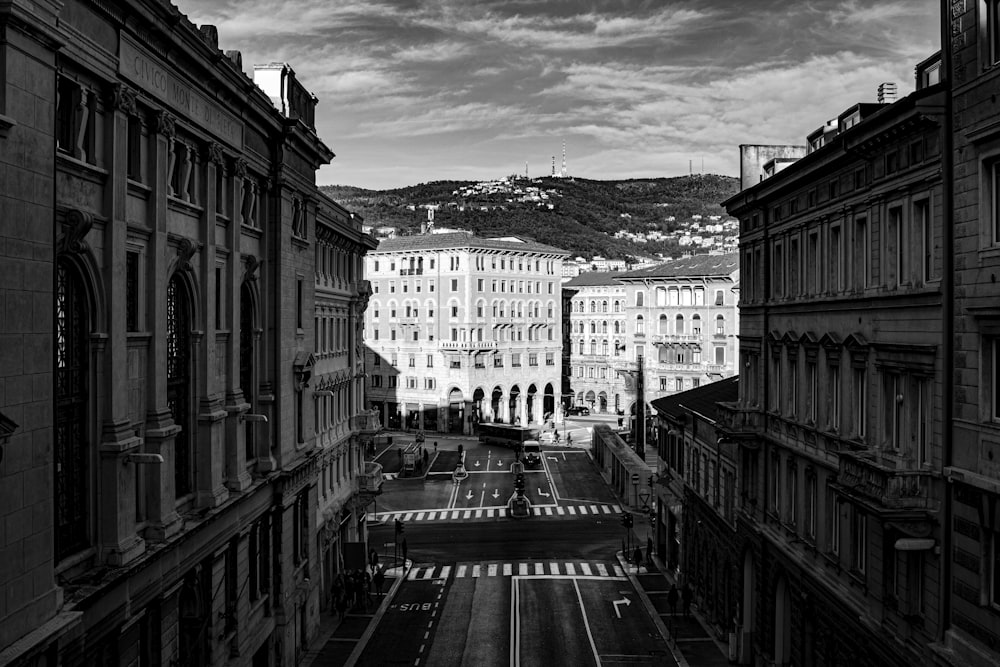 Foto in scala di grigi di edifici della città