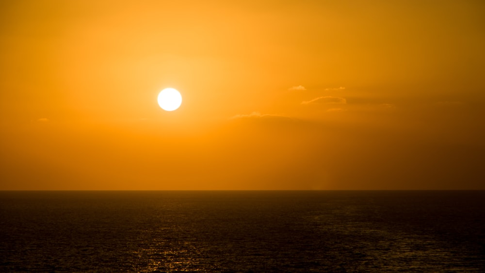 地平線に沈む夕日