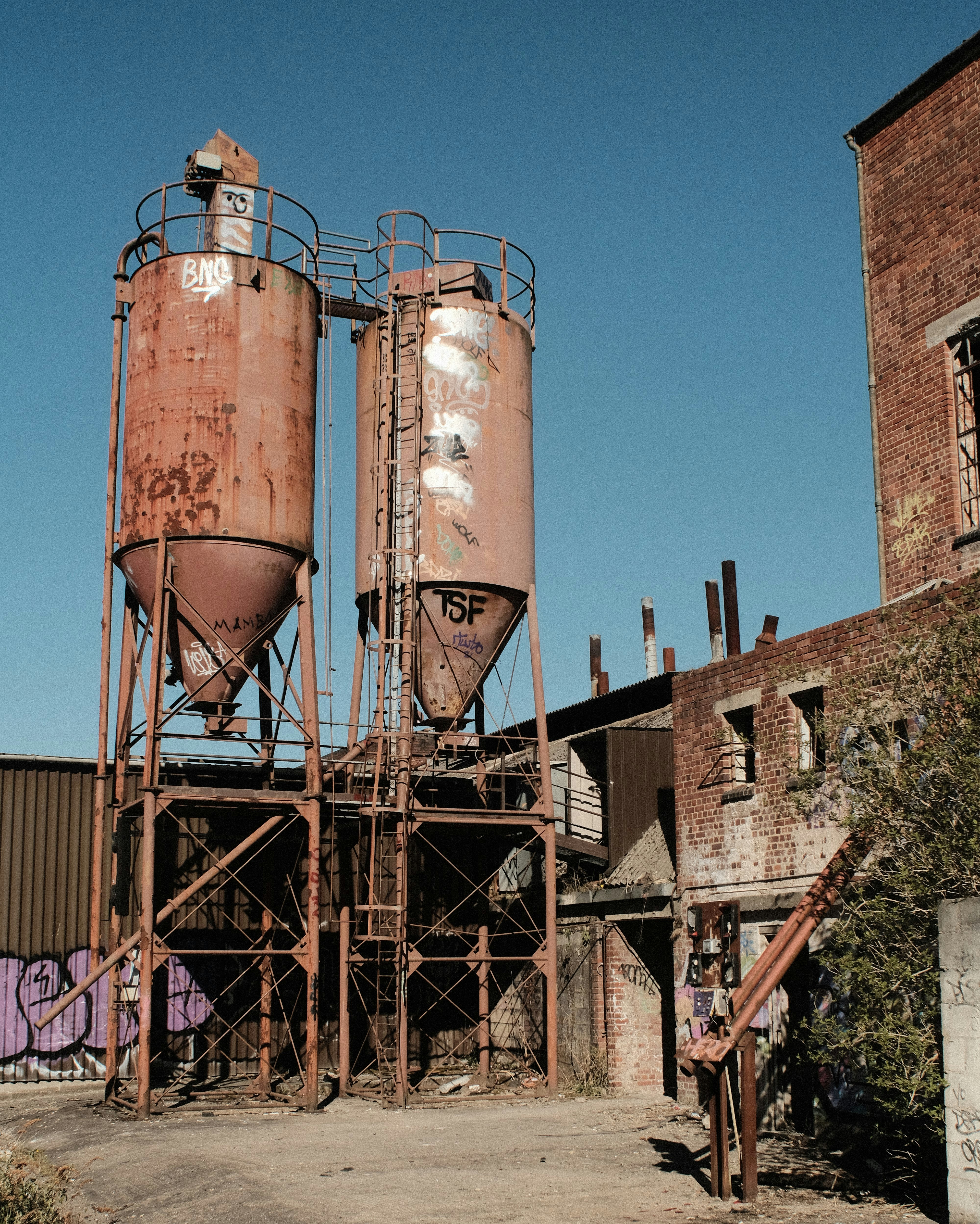 brown and black metal tank