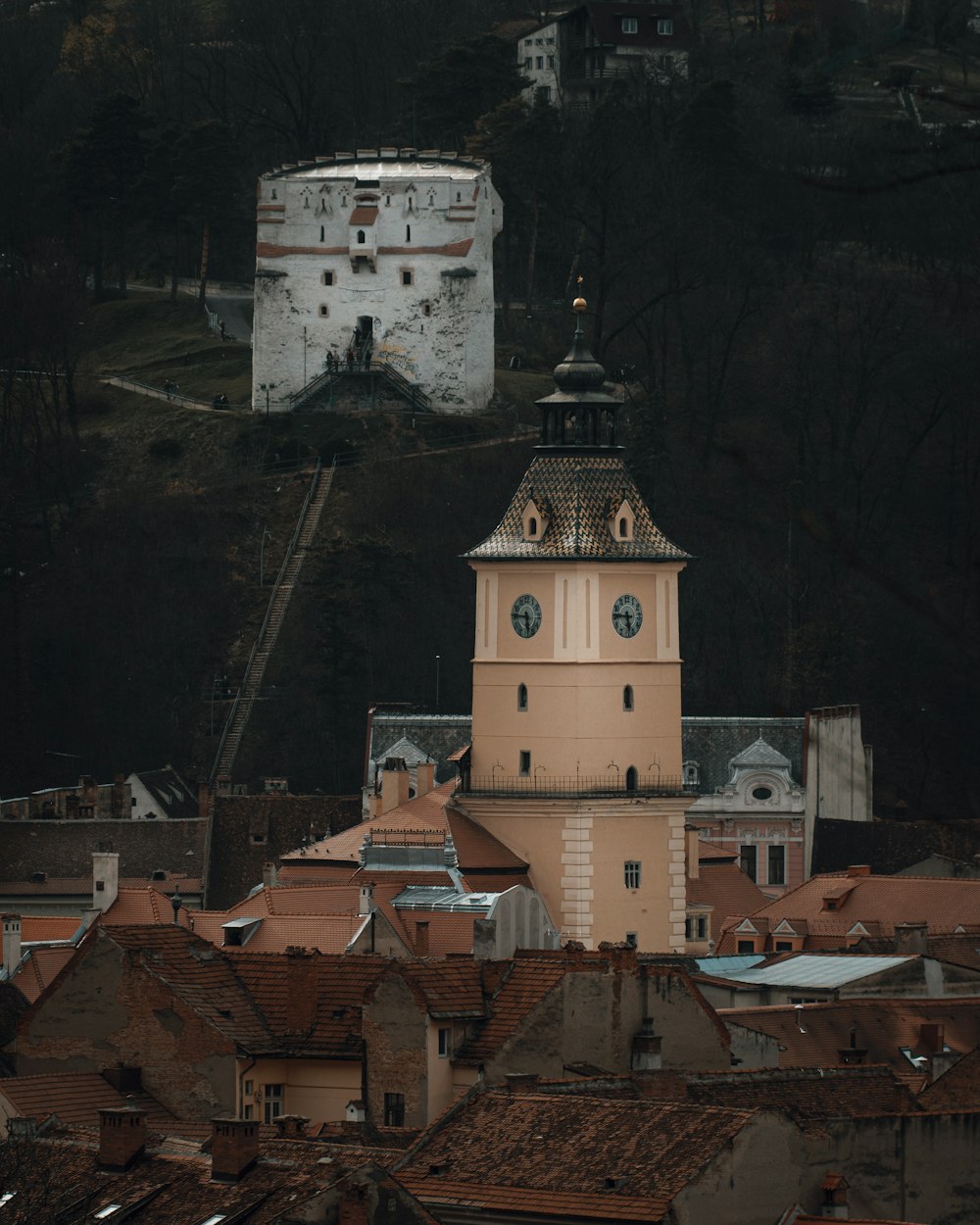 Gebäude aus weißem und braunem Beton