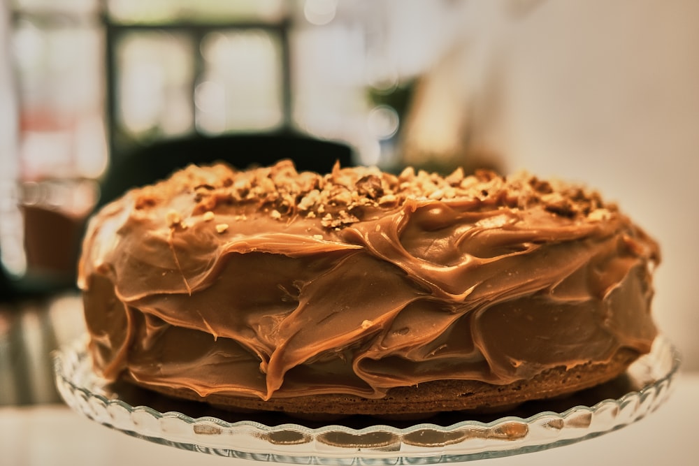 torta al cioccolato su piatto di ceramica bianca