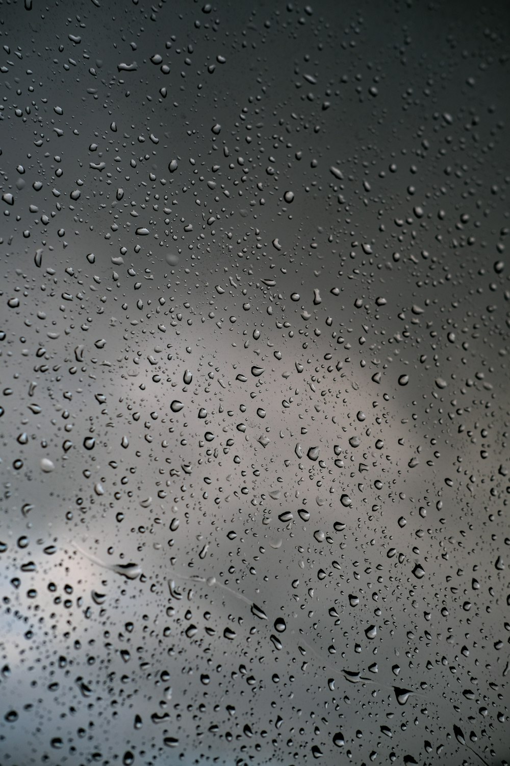 gotas de agua en la ventana de vidrio