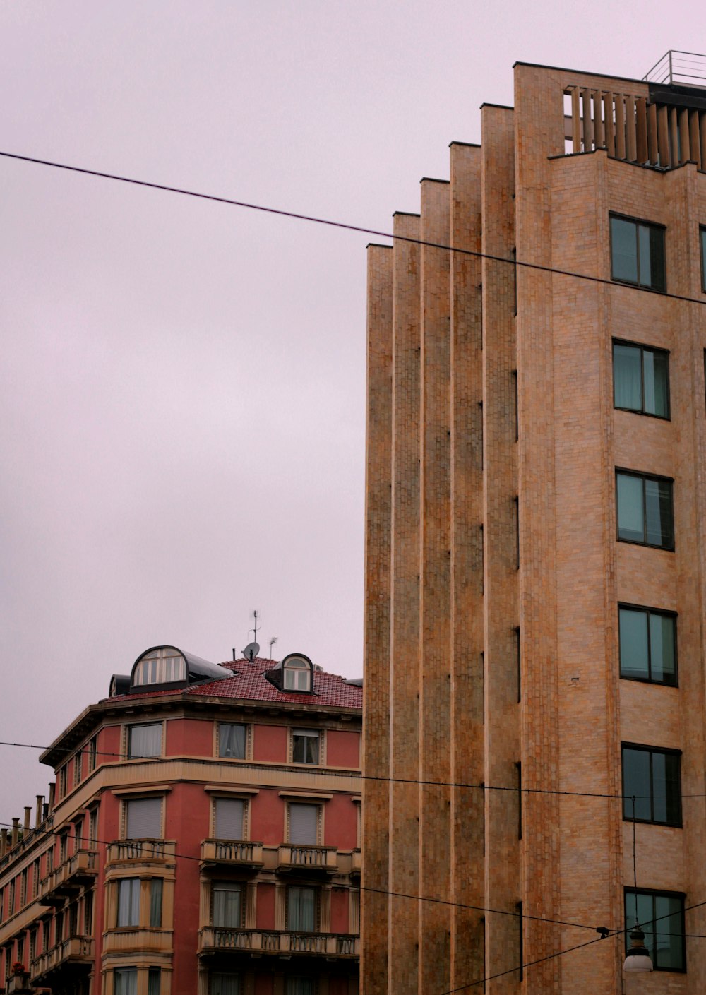 Edificio de hormigón marrón bajo el cielo blanco durante el día