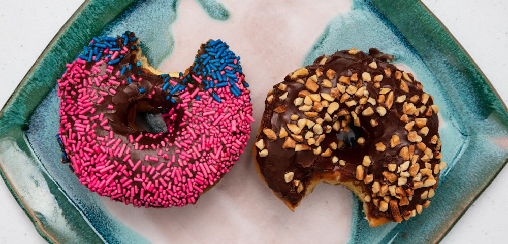 um par de donuts que estão em um prato