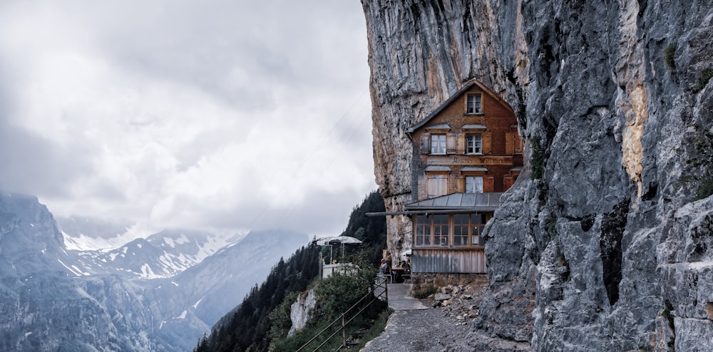 Braunes Holzhaus in der Nähe des Berges tagsüber