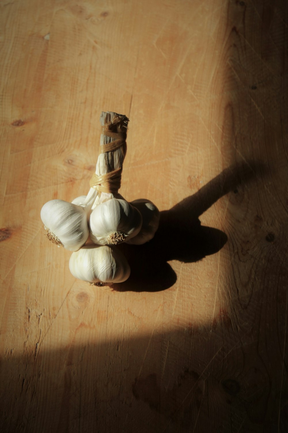 estatueta branca do anjo da cerâmica na mesa de madeira marrom