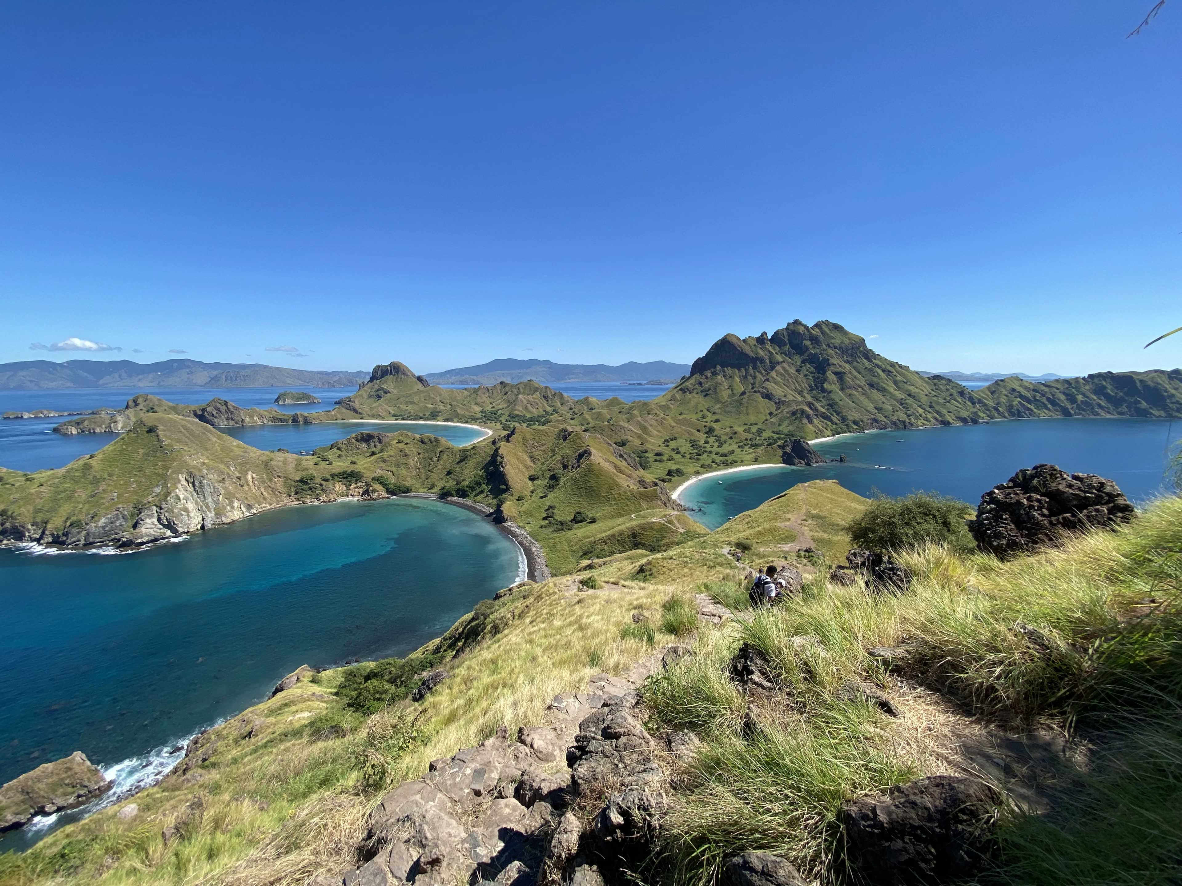 Bukit hijau dan laut biru di Labuan Bajo