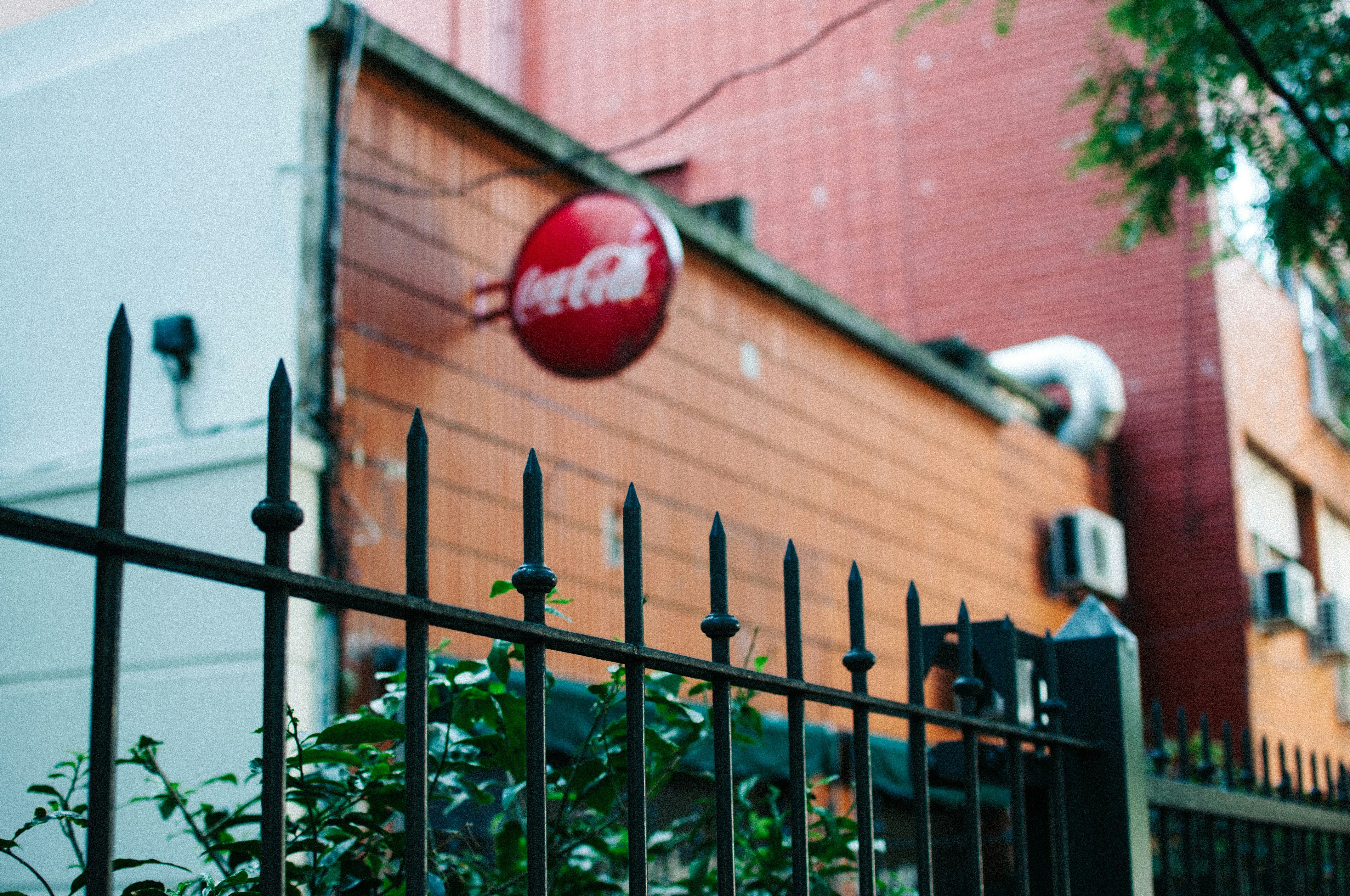 黒い金属製の柵に赤と白のハート型の飾り