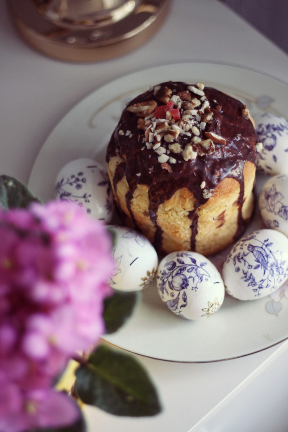 gâteau au chocolat sur assiette en céramique blanche