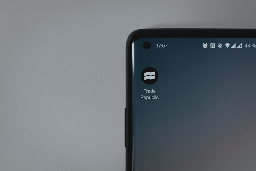 Teléfono inteligente Samsung Android negro sobre superficie blanca