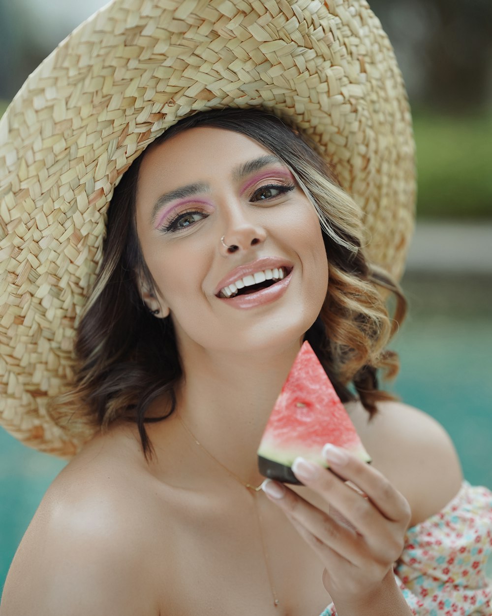 Mujer con sombrero de sol marrón sosteniendo sandía