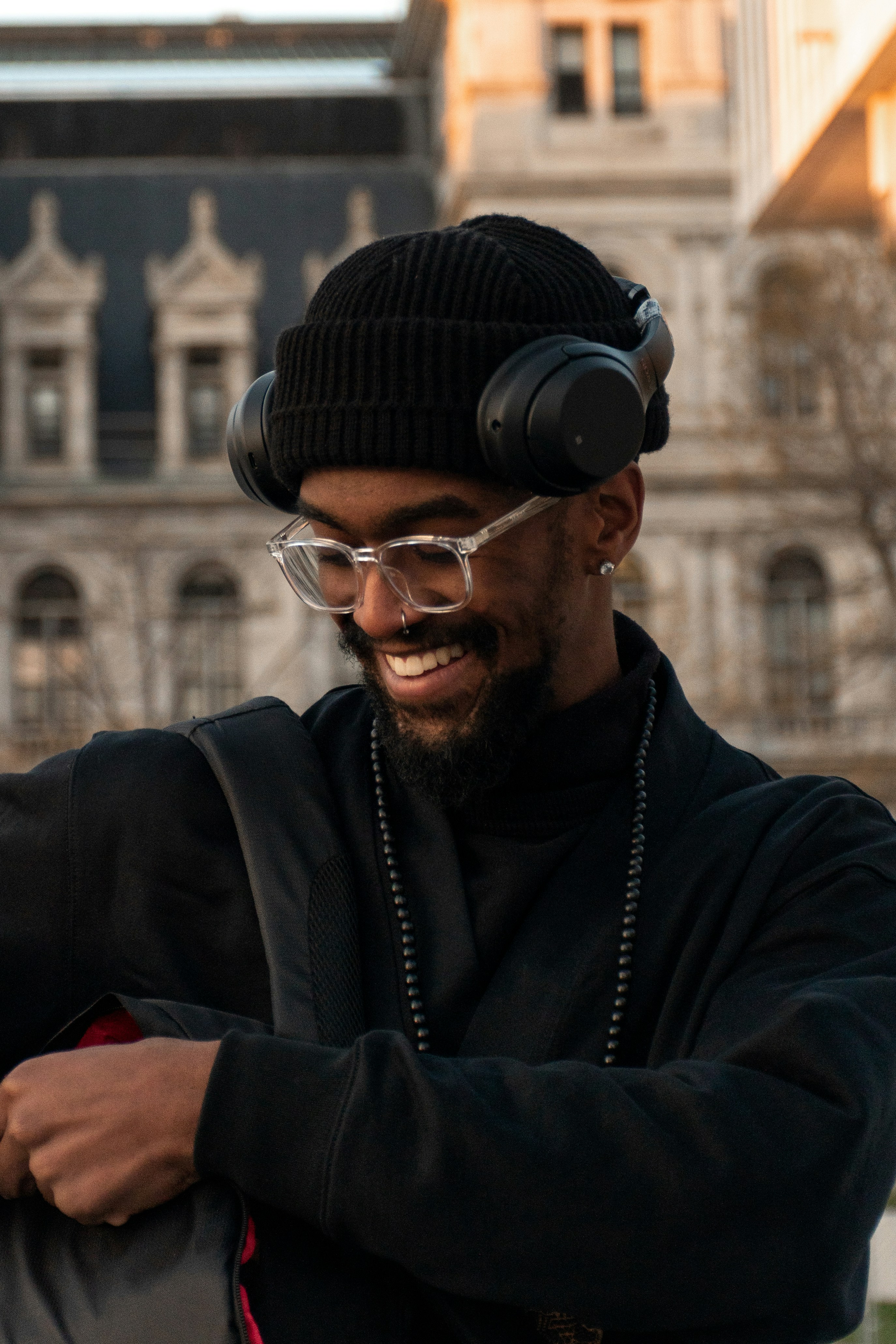 黒いニット帽と黒いフレームの眼鏡の男の写真 Unsplashで見つける衣類の無料写真