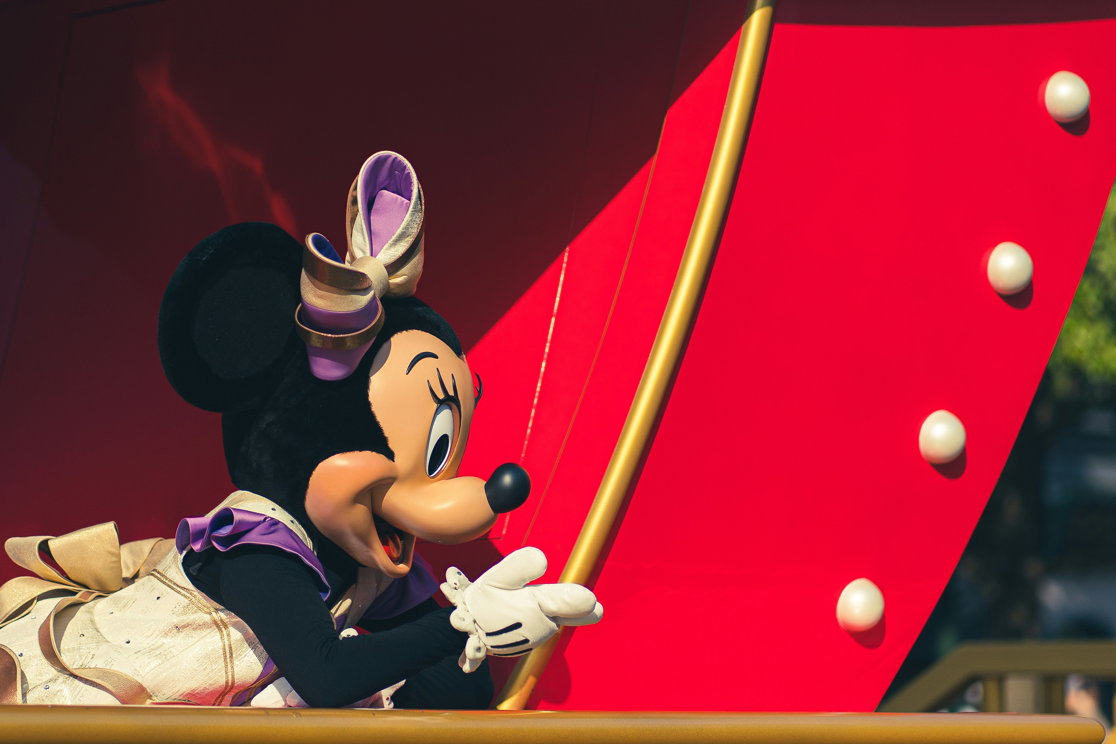 ミッキーマウスとミニーマウスのイラストの写真 Unsplashで見つける赤の無料写真