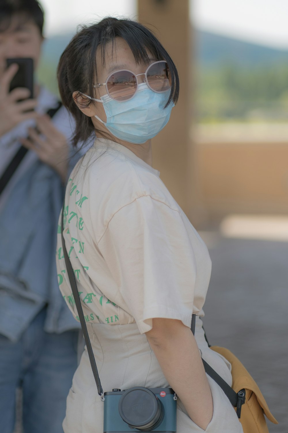 Femme en t-shirt blanc portant des lunettes de soleil à monture blanche  photo – Photo Gris Gratuite sur Unsplash