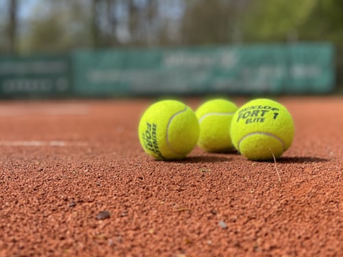 Trzy zielone piłki tenisowe
