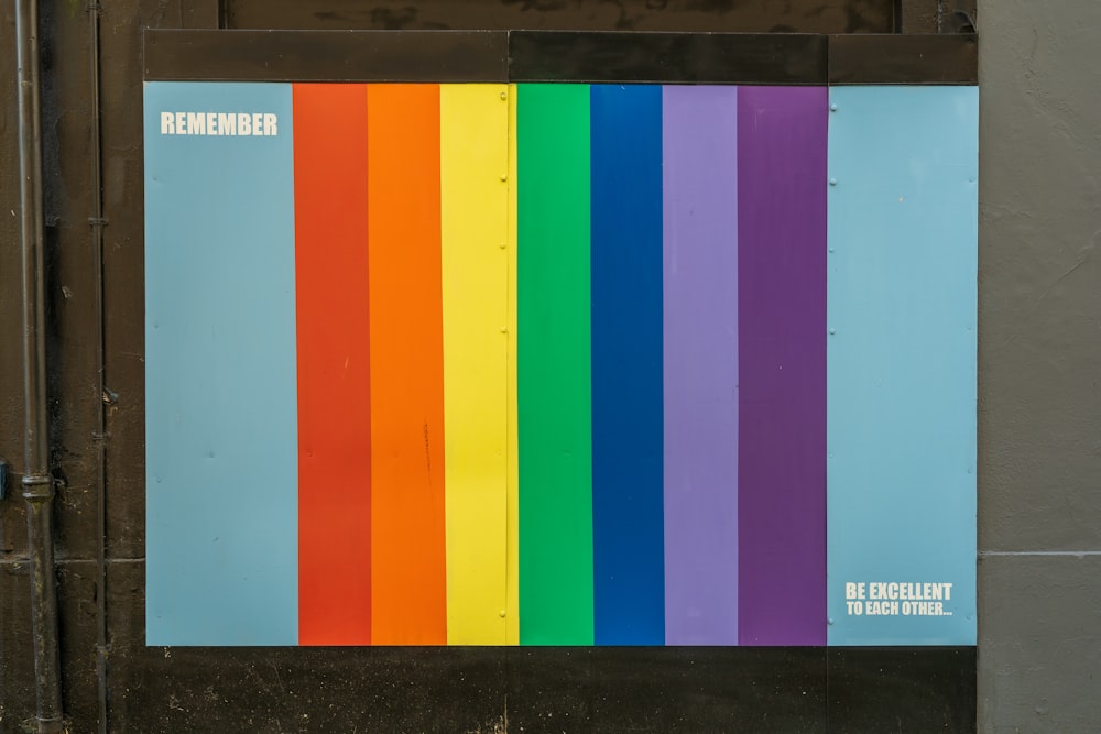 ein Plakat mit einem aufgemalten Regenbogen