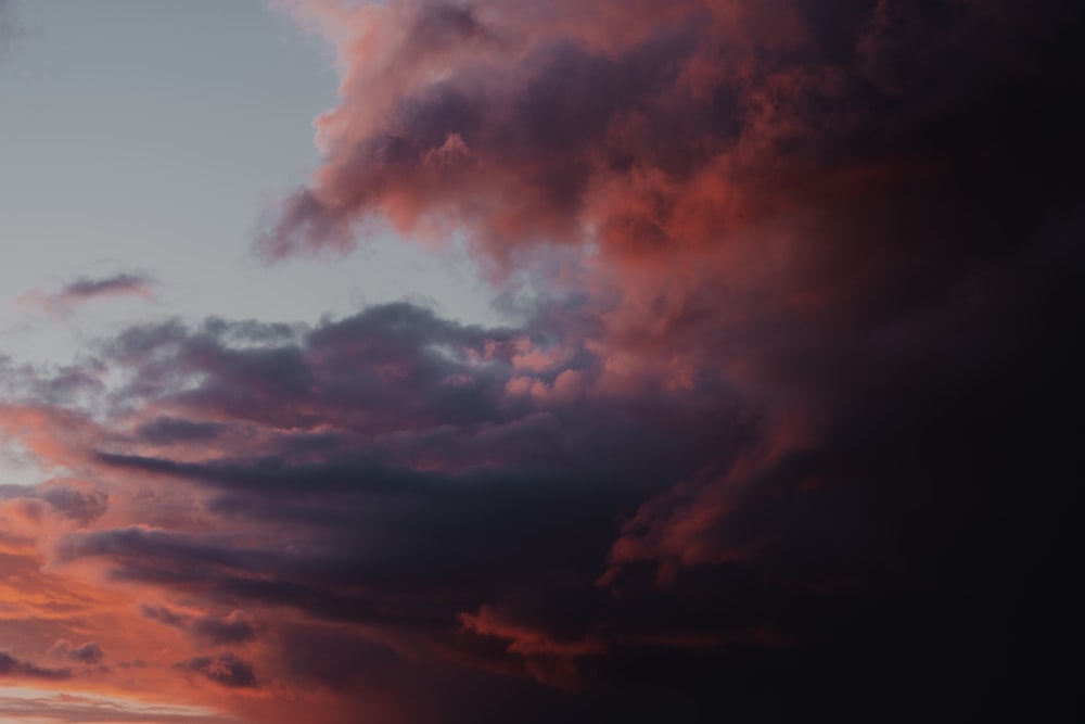 Weiße Wolken und blauer Himmel tagsüber