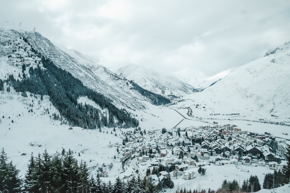 montagne enneigée pendant la journée