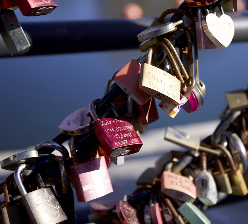 Cadenas rouge et argent sur clôture en acier noir