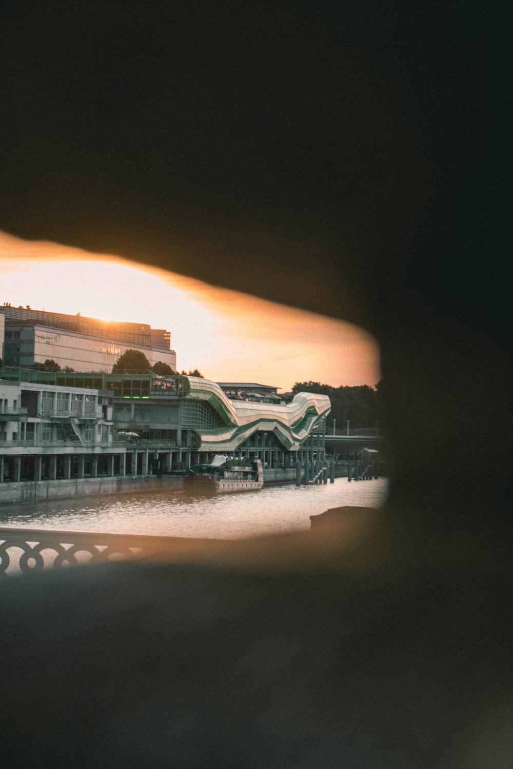 bâtiment en béton blanc et vert pendant la nuit