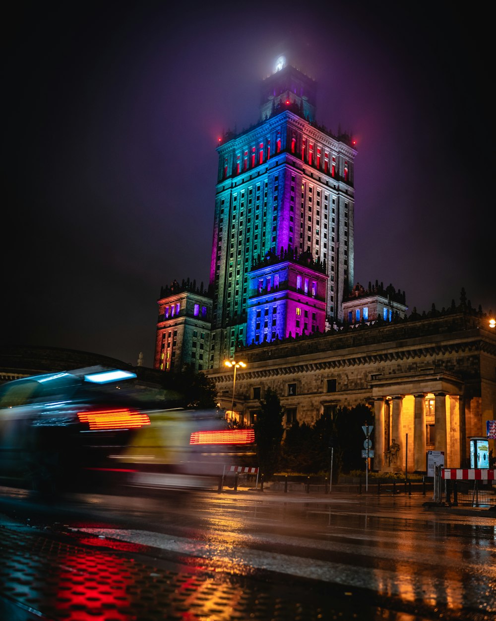 Autos auf der Straße in der Nähe von Gebäuden während der Nachtzeit