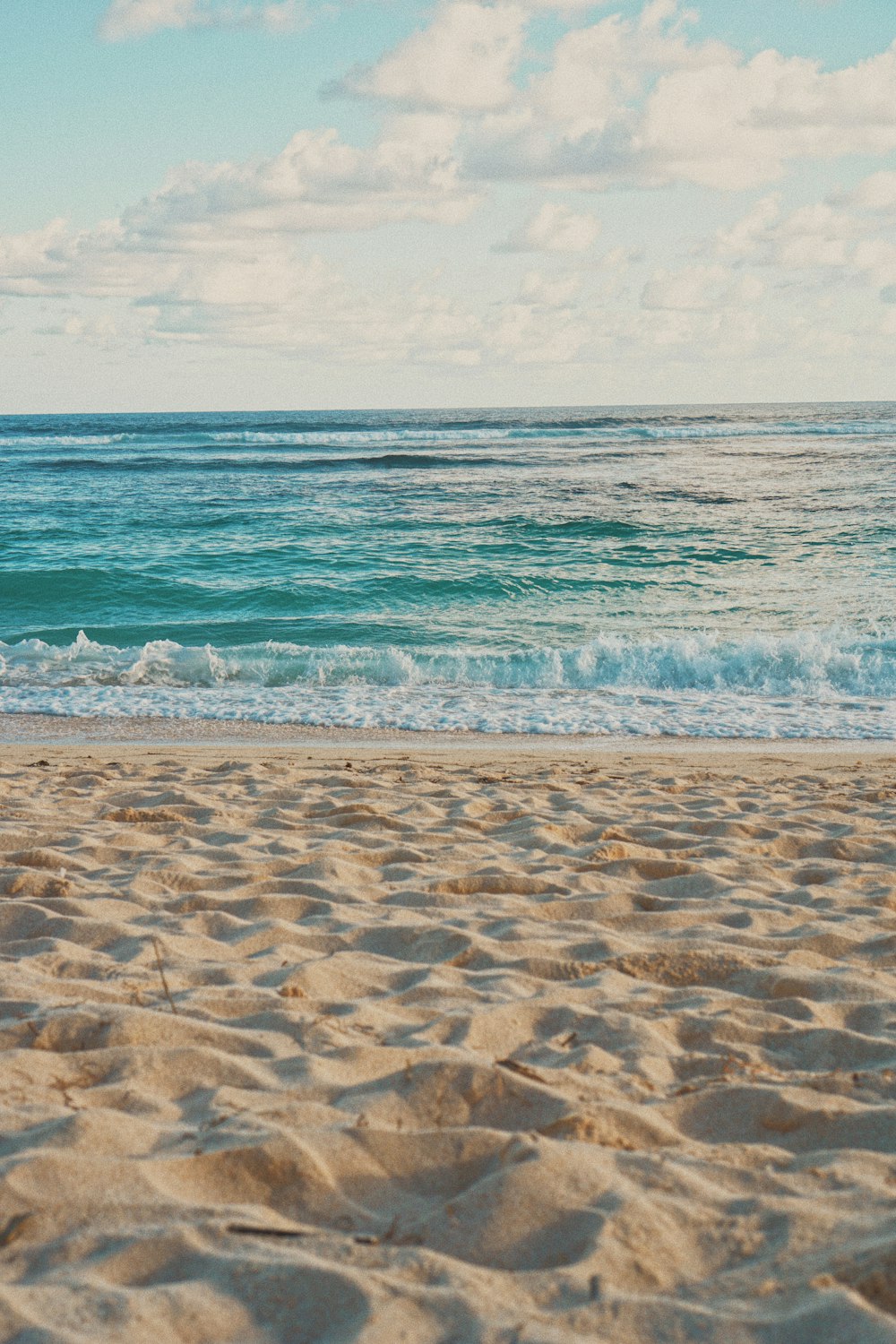 sea waves crashing on shore during daytime