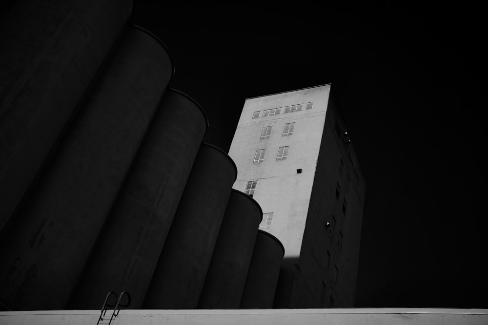 Photo en niveaux de gris d’un bâtiment en béton