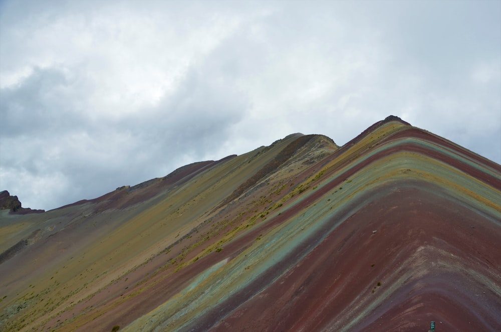 Montaña marrón y verde bajo nubes blancas durante el día