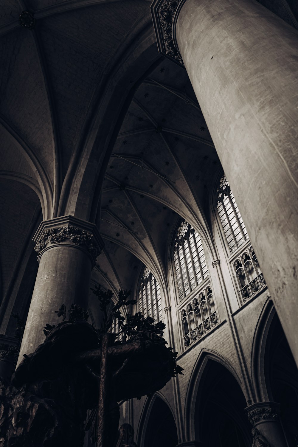 foto em tons de cinza do edifício de concreto