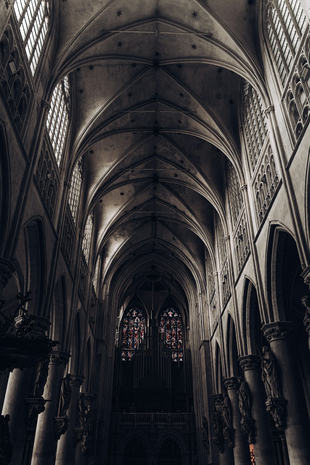 personnes marchant à l’intérieur d’un bâtiment