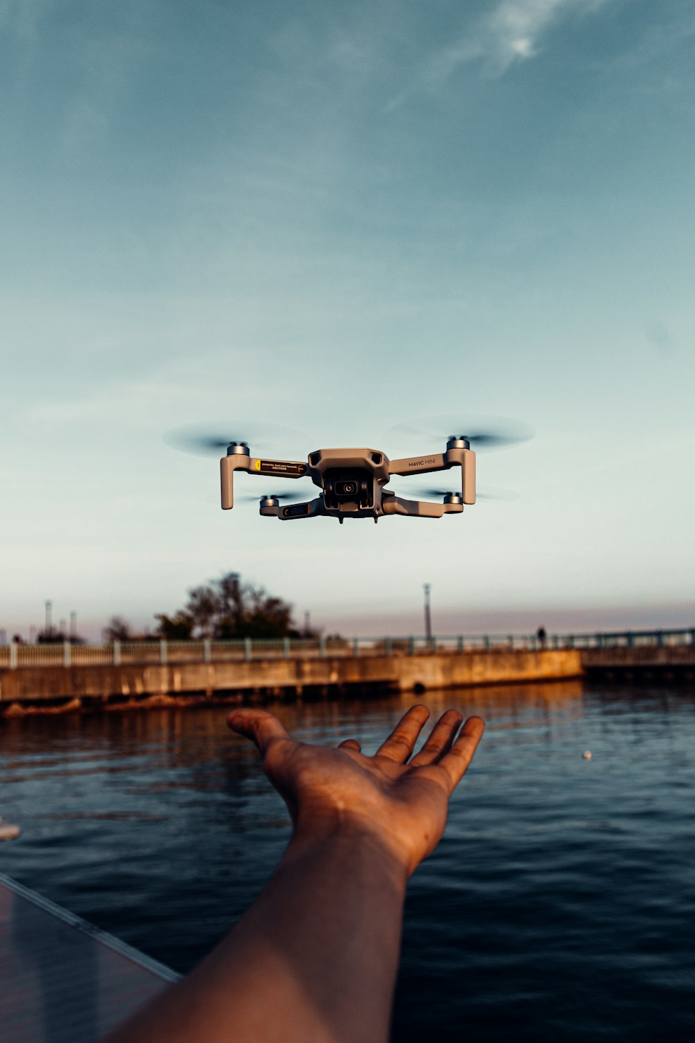 Weiße Drohne, die tagsüber über das Meer fliegt