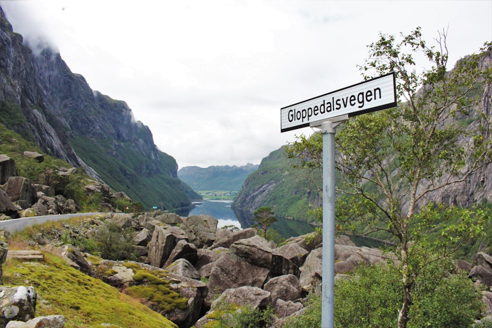 a street sign on the side of a mountain