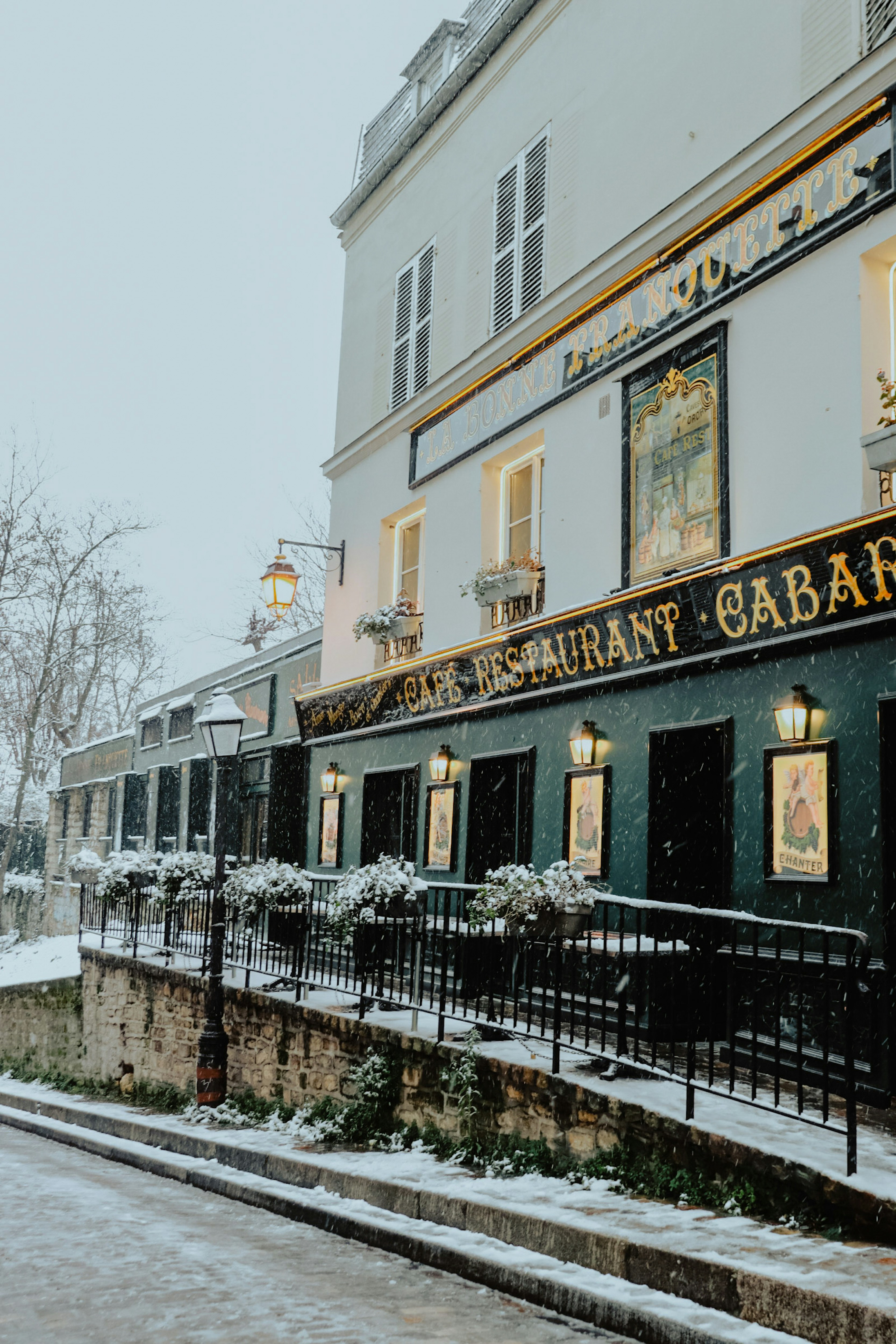 bâtiment en béton blanc et brun pendant la journée