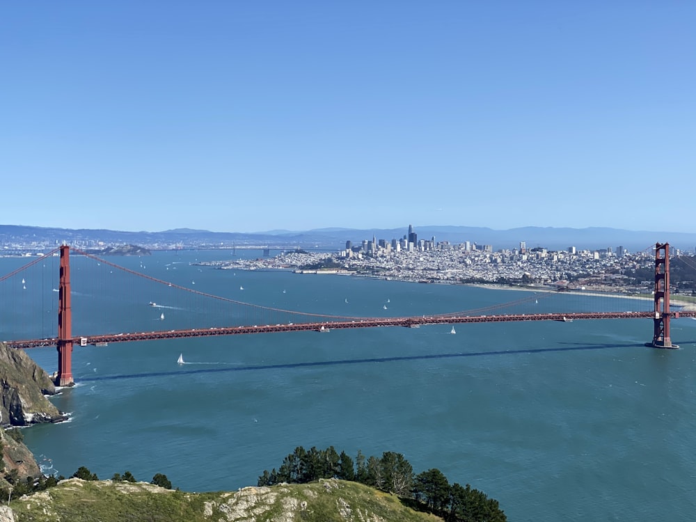 Pont rouge au-dessus de la mer pendant la journée