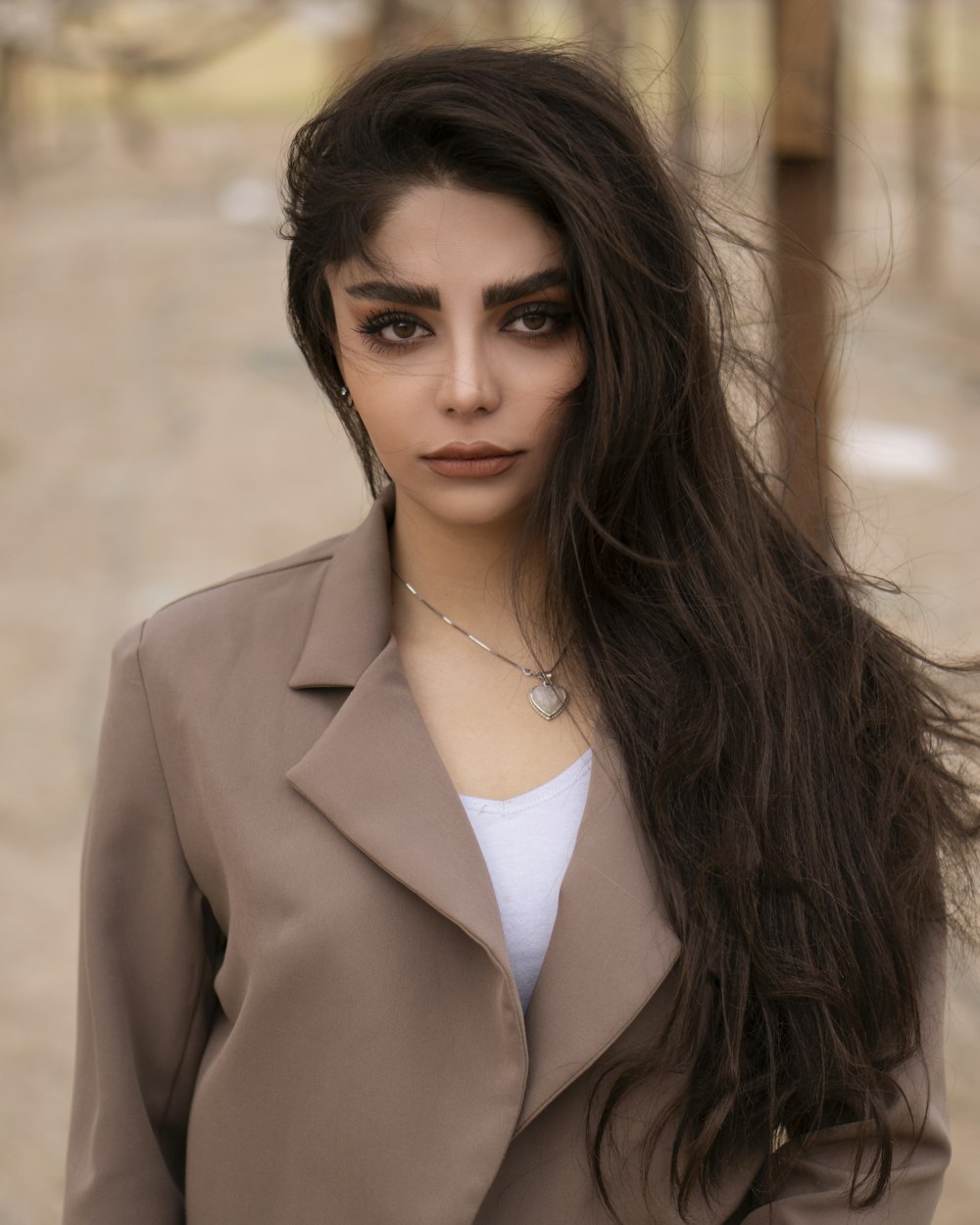 femme en blazer marron souriant