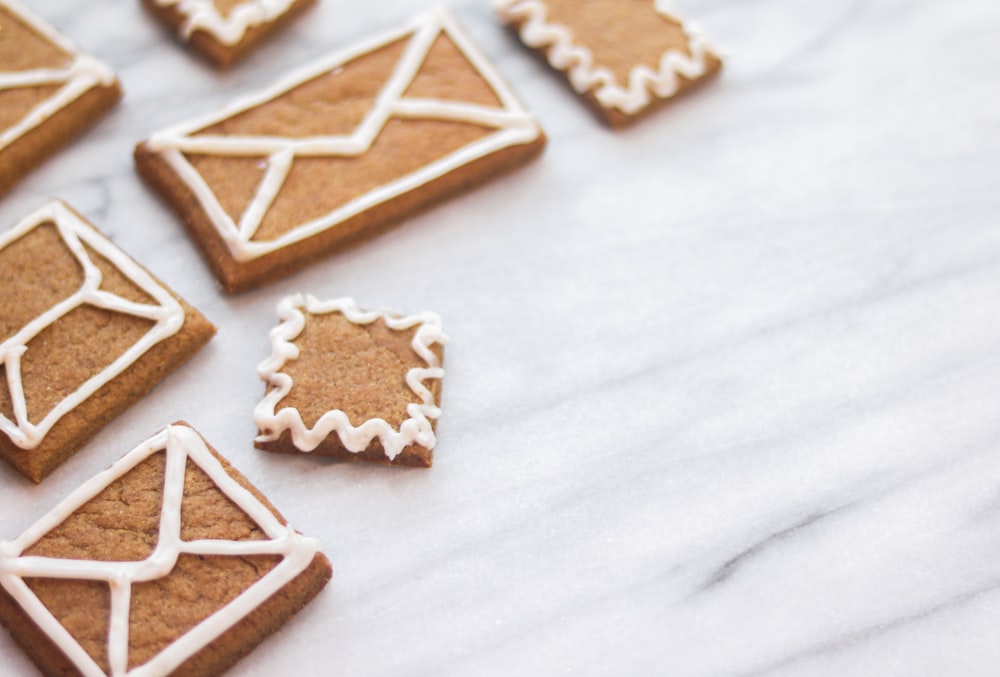 Galletas marrones en forma de estrella sobre textil blanco