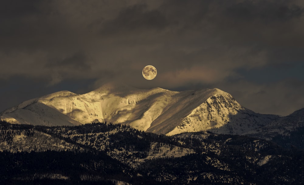 schneebedeckter Berg bei Vollmond