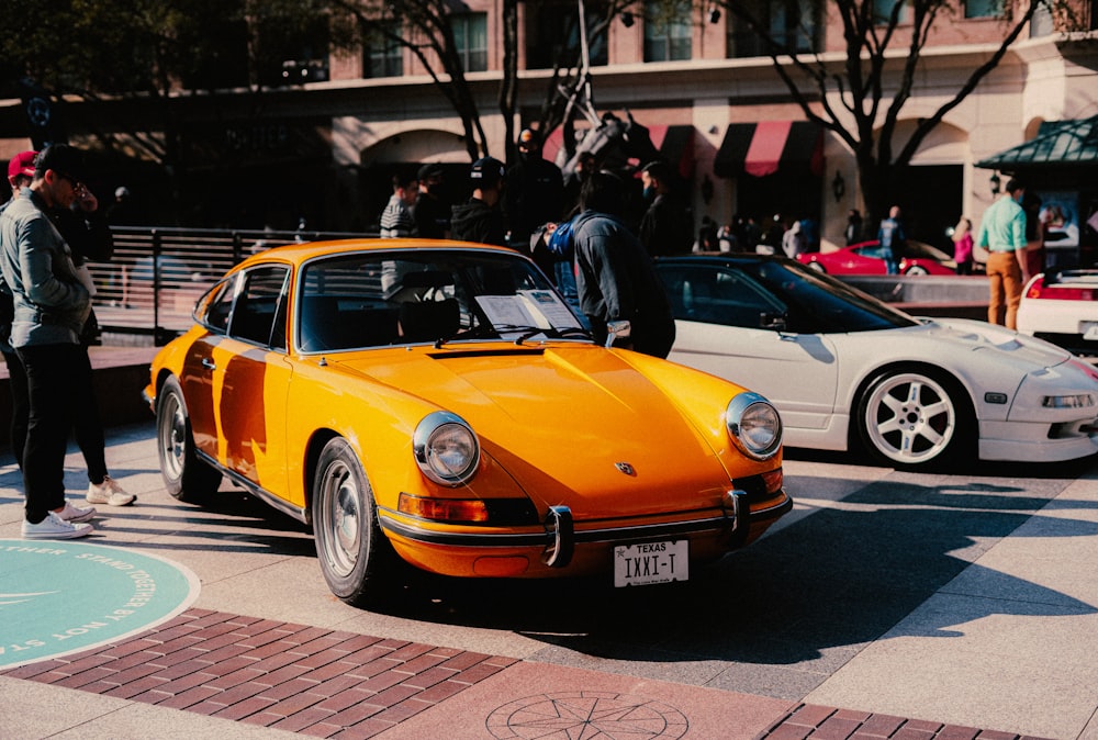 낮 동안 거리에 주차 된 노란색 포르쉐 911