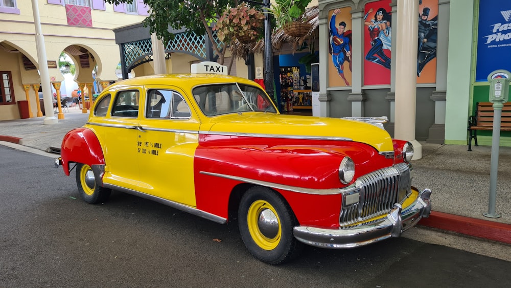 Coche de época rojo y blanco