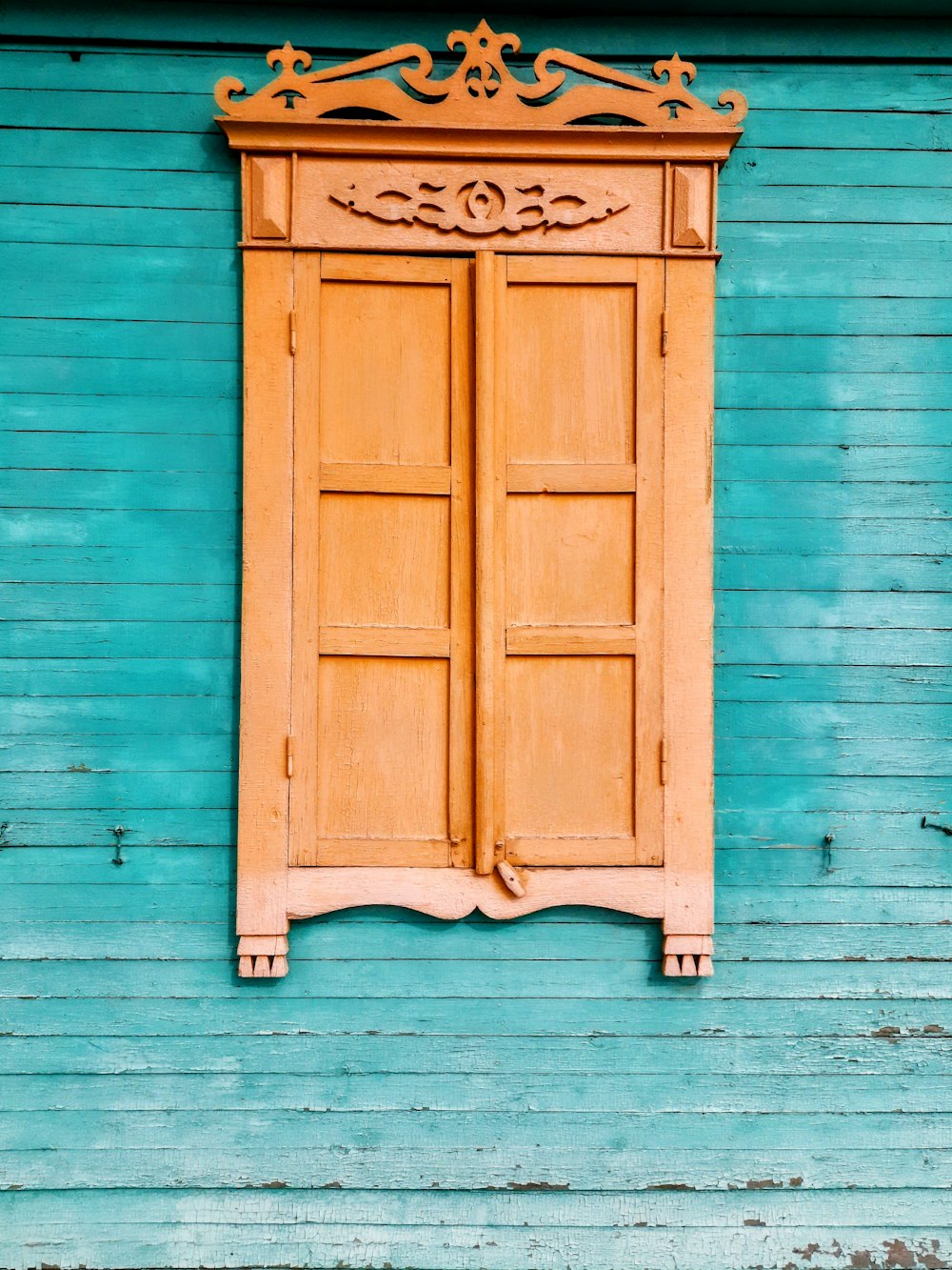 Porte en bois bleu sur mur en bois bleu