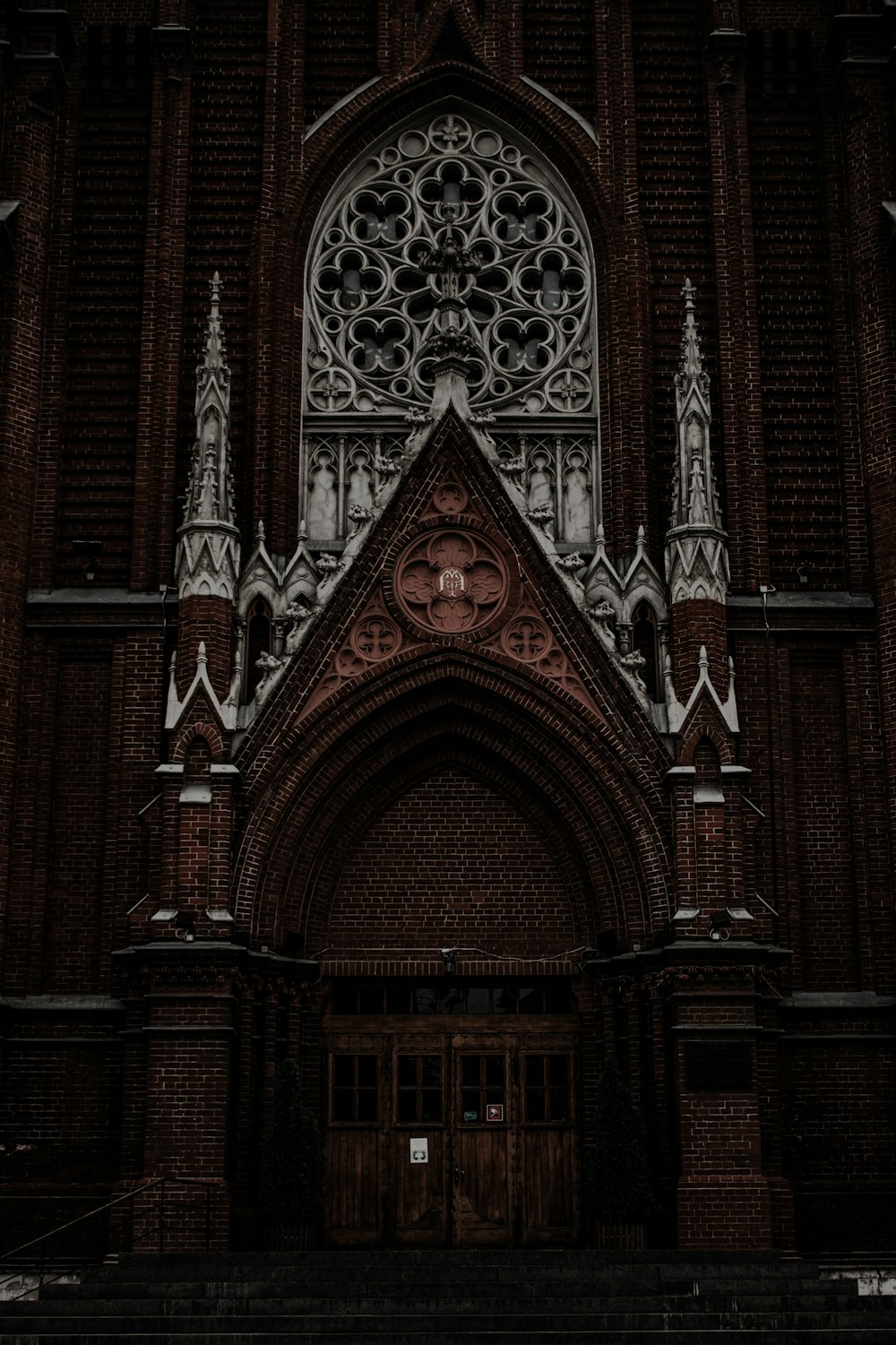 edificio floreale rosso e blu