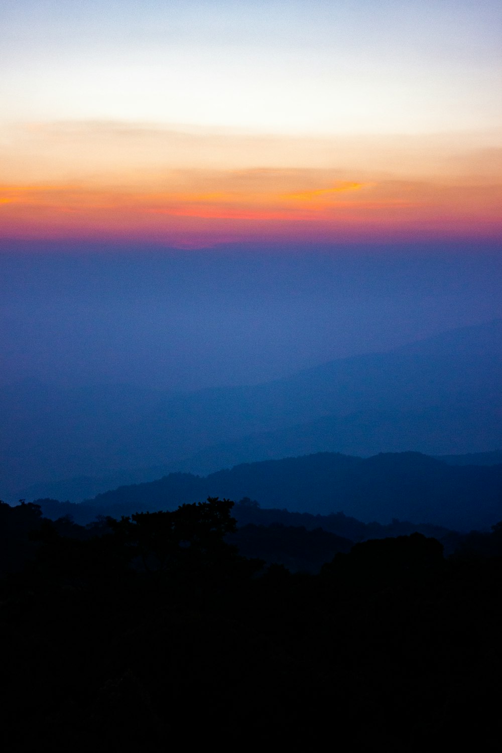 夕暮れ時の山のシルエット