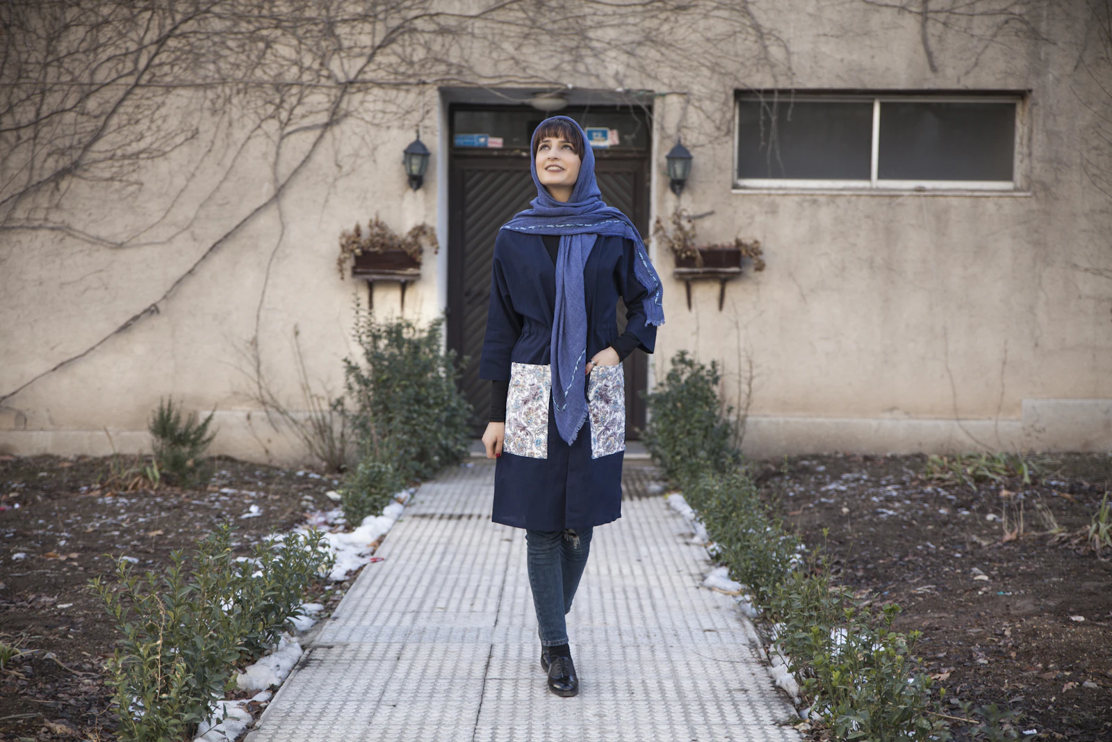 Look monocromático em azul-marinho: profundidade elegante