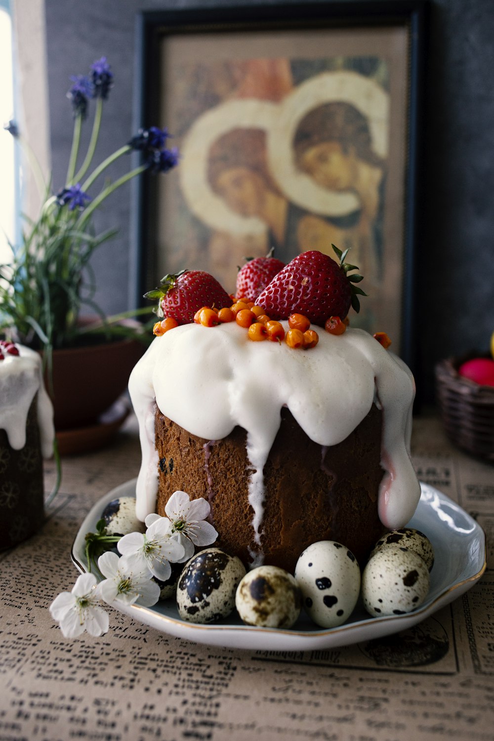 weißer und brauner Kuchen mit Erdbeere oben drauf